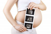 έγκυος κρατά υπερηχογράφημα