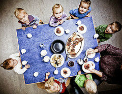 εφτά παιδιά που κάθονται σε ένα τραπέζι