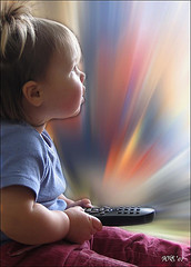 μωρό που κρατά ένα κοντρολ τηλεόρασης