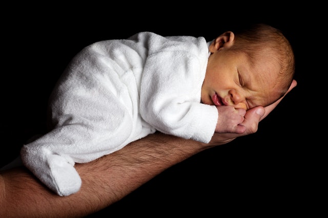 μωρό που κοιμάται στο χέρι του μπαμπά του