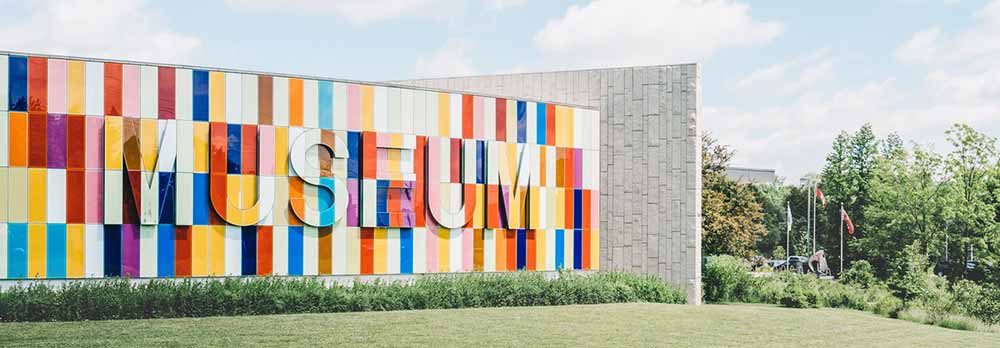 επιγραφή μουσείου με χρωματιστά γράμματα